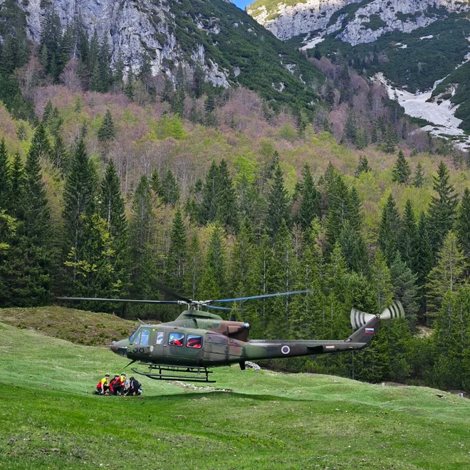 Pilota in sopotnico je na varno prepeljal vojaški helikopter. FOTO: GRS Bovec/Facebook