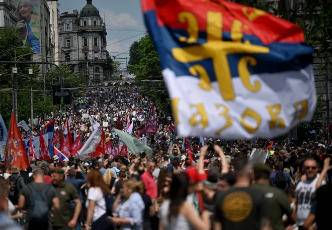 Eden od študentov je zbrane pred poslopjem vlade spomnil, da danes mineva pol leta od tragedije v Novem Sadu, ko je v zrušenju nadstreška umrlo 16 ljudi. FOTO: Oliver Bunić/AFP