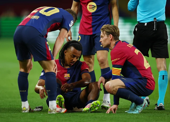 Jules Kounde se je poškodoval na tekmi z Interjem. FOTO: Albert Gea/Reuters