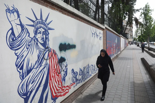 Protiamerški napisi v Teheranu. FOTO: Majid Asgaripour Via Reuters