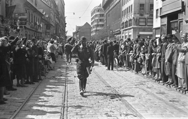 Prihod partizanskih enot v Ljubljano 9. maja 1945. Hrani Muzej novejše in sodobne zgodovine Slovenije. FOTO: Maksimilijan Zupančič