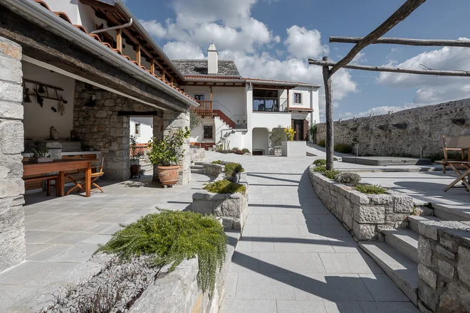 Domačija po prenovi: borjač z novo zunanjo ureditvijo. FOTO: Virginia Vrecl