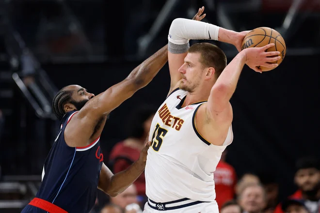 Nikola Jokić ni mogel preprečiti poraza Denverja. FOTO: Harry How/AFP