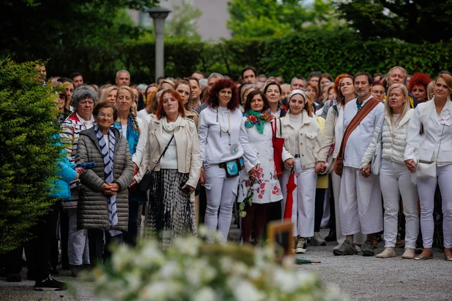 Na njenem pogrebu ni bilo črnine, ni bilo ukazanega žalovanja, le ljudje v belem, nekateri z metulji v laseh. FOTO: Črt Piksi
