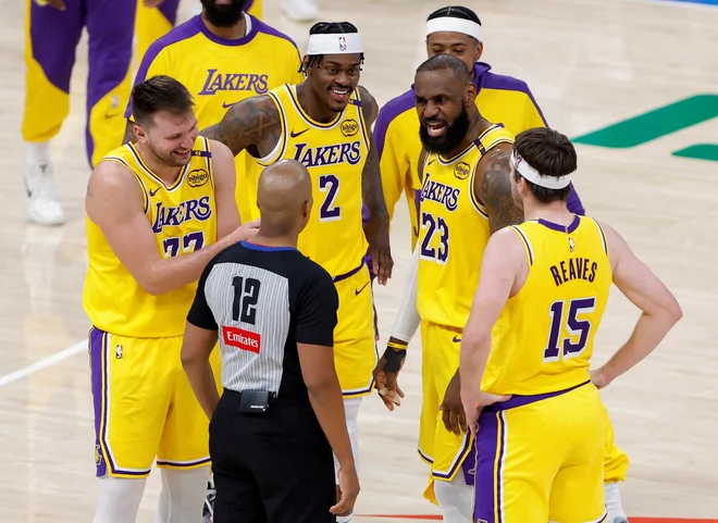 Luka Dončić, LeBron James in Austin Reaves bodo še naprej tvorili jedro ekipe LA Lakers. FOTO: Alonzo Adams/Reuters