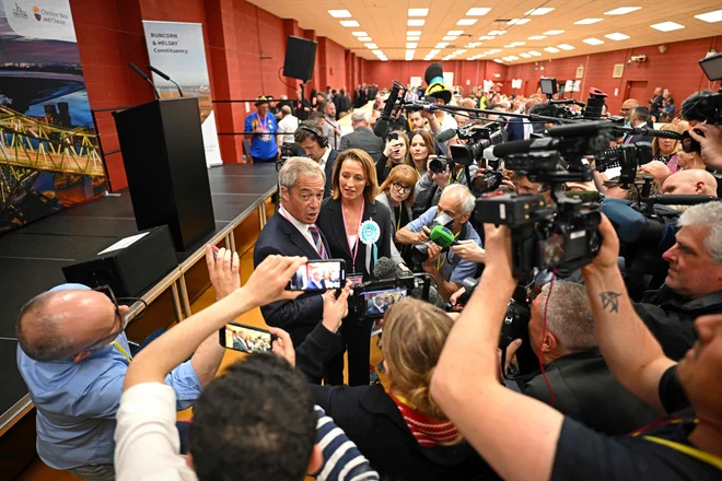 Farage in some places threatens the primacy of Laburists and Torians