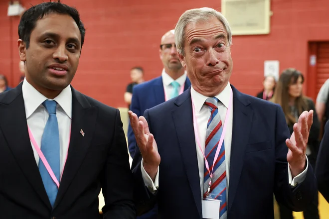 Dobro razpoleženi Nigel Farage je dan po zaprtju volišč s privrženci slavil uspeh svoje protestne stranke. FOTO: Phil Noble/Reuters