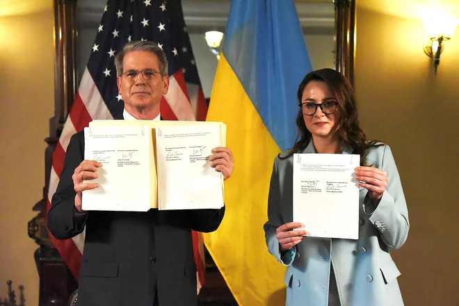 Dogovor o izkoriščanju redkih kovin ter nafte in zemeljskega plina sta med srečanjem v Washingtonu podpisala ameriški finančni minister Scott Bessent in podpredsednica ukrajinske vlade Julija Sviridenko. FOTO: AFP