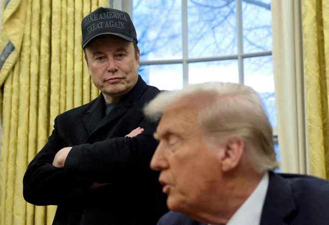 Vodja urada za vladno učinkovitost Elon Musk in republikanski predsednik Donald Trump na februarski fotografiji. Foto: Kevin Lamarque/Reuters