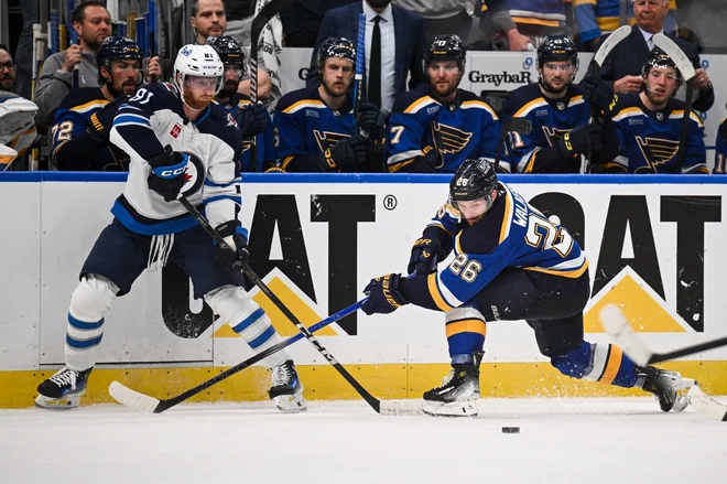 The first team of NHL skates on thin ice (video)