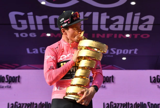 Primož Roglič z neskončnim pokalom za prvaka Gira. FOTO: Jennifer Lorenzini/Reuters