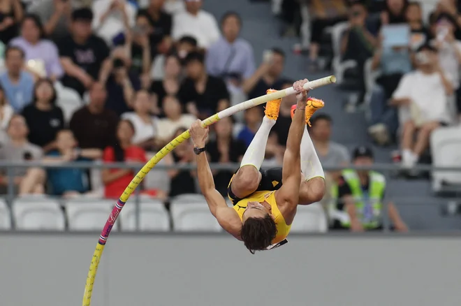 Armand Duplantis tokrat ni poletel prek znamke svetovnega rekorda. FOTO: Go Nakamura/Reuters