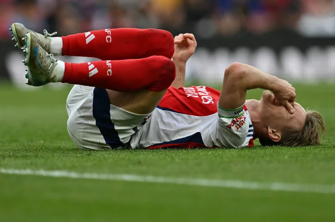 Šok za Arsenalovega igralca Martina Ødegaarda. FOTO: Glyn Kirk/AFP