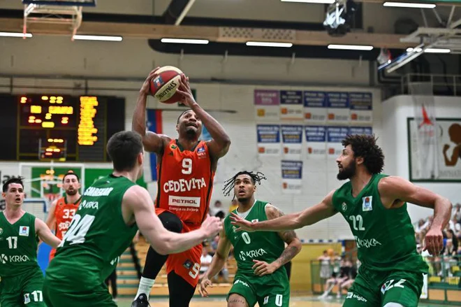 Brynton Lemar je v tej akciji ukanil vse novomeške košarkarje. FOTO: liga ABA