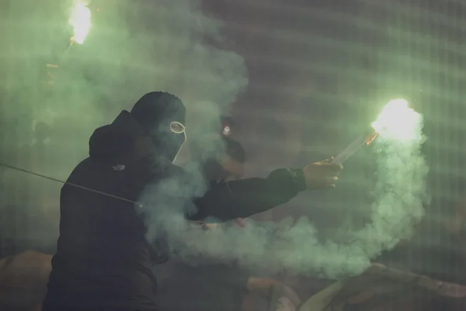 Olimpijini navijači so bili glasni, a brez dimnih vložkov ni šlo. FOTO: Voranc Vogel