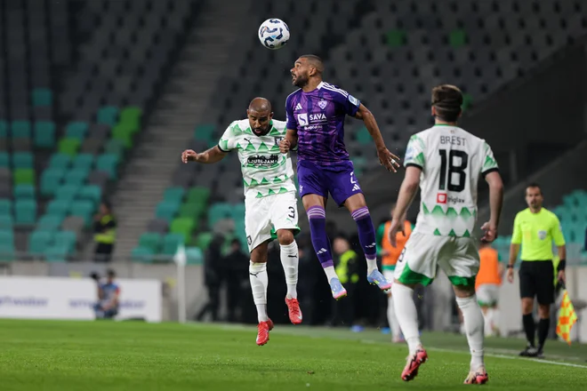 David Sualehe je imel v El Arabiju Soludaniju zelo zahtevnega tekmeca. Kljub Alžirčevi podaji za drugi gol je svojo nalogo opravil solidno. FOTO: Voranc Vogel/Delo