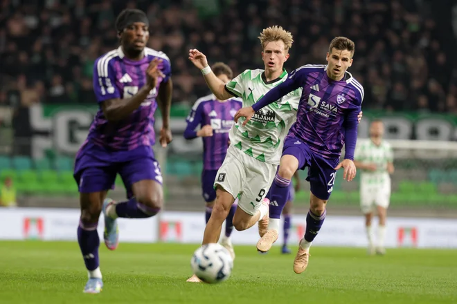 Dino Kojić (v sredini) je derbi hitro odprl z golom, toda v nadaljevanju je Žiga Repas (desno) z bratom Janom prevzel vajeti igre v zvezni vrsti in Mariborčanom je steklo. FOTO: Voranc Vogel/Delo