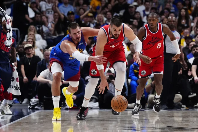 Srbski as pri Denverju Nikola Jokić (levo) je imel v centrskem dvoboju zelo močnega tekmeca v Hrvatu Ivici Zubcu. FOTO: Ron Chenoy/Imagn Images Via Reuters Connect