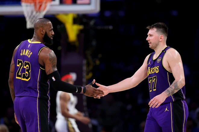 Luka Dončić se je ob koncu sezone veselil skupnih priprav z LeBronom Jamesom, ki naj bi v napadu prinesle bolj tekočo igro – če bo James ostal v Los Angelesu. Foto Luke Hales/AFP