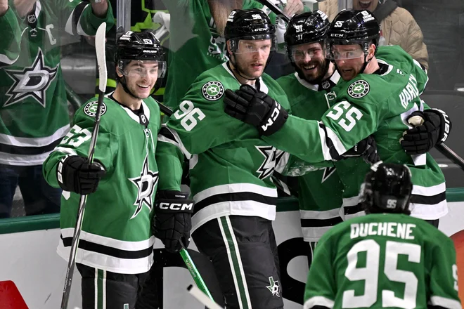 Finski hokejski as Mikko Rantanen (v sredini) je bil junak Dallasove zmage za napredovanje v drugi krog končnice NHL. FOTO: Jerome Miron/Imagn Images Via Reuters Connect