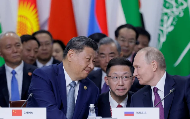 Vladimir Putin in Xi Jinping oktobra lani v Kazanu v Rusiji. FOTO: Maxim Shemetov/Reuters