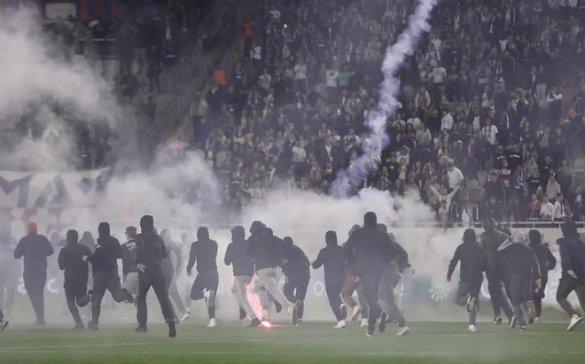 Ne prvič in tudi zadnjič ne, največji hrvaški nogometni derbi je bil tudi priložnost za navijaške bitke. FOTO: Ivo Cagalj/pixsell Pixsell