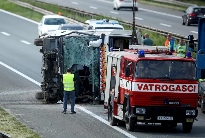 Policija je sporočila, da sta umrli dve osebi, poškodovanih pa je bilo 31. Pri reševanju je sodelovalo kar devet ekip nujne medicinske pomoči, poškodovane so prepeljali v bolnišnice v Zagrebu, Sisku in Pakracu. FOTO: Emica Elvedji/Pixsell
