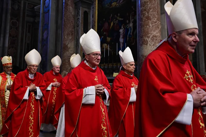 Kardinal Pietro Parolin (v sredini) se je z drugimi kardinali udeležil maše zadušnice v baziliki svetega Petra. FOTO: Tiziana Fabi/AFP