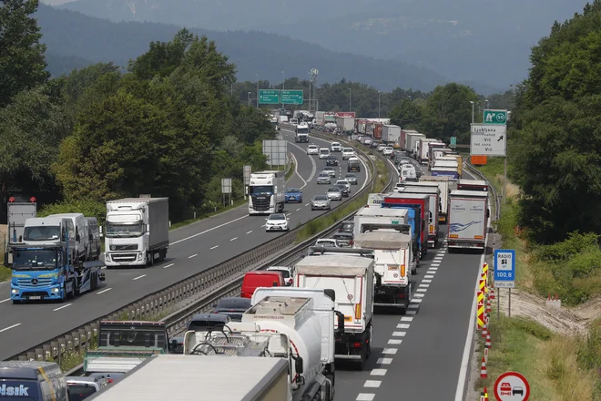 Zastoji na ljubljanski avtocesti proti morju. Ljubljana, 10. julij 2023 Foto Leon Vidic/delo