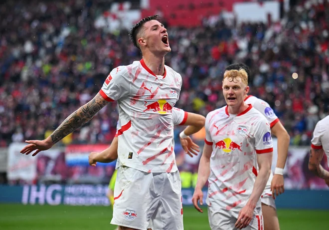 Benjamin Šeško je takole proslavil nov velemojstrsko doseženi gol v bundesligi. FOTO: Annegret Hilse/Reuters