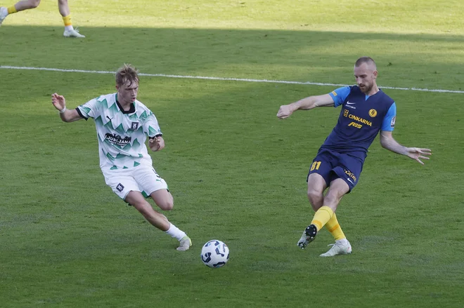 Dino Kojić (levo) in drugi nogometaši Olimpije bodo v sredo stiskali pesti za Celjane v derbiju z Mariborom. FOTO: Leon Vidic
