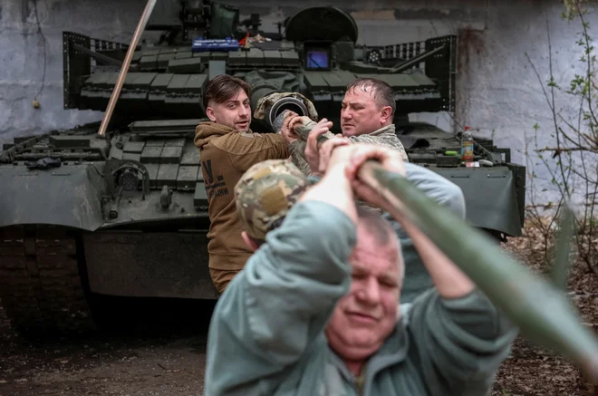 Vlaganje v orožje premika rusko ekonomijo. FOTO: Anatolii Stepanov/Reuters
