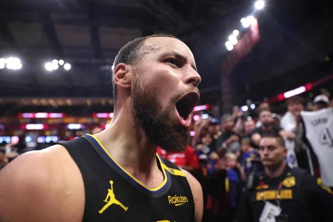Golden State, šele šesti nosilec zahoda, je v napetem vzdušju dvorane v Houstonu z zmago 103:89 nad drugopostavljenimi Houstonom dokazal, zakaj jih nikoli ne gre odpisati. FOTO: Tim Warner/AFP