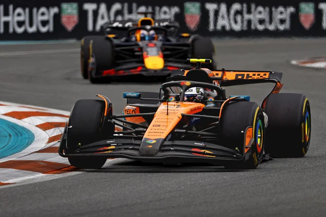 Dirkalnika McLaren sta bila tokrat razred zase, saj sta najbližje zasledovalce prehitela za več kot pol minute. FOTO: Peter Casey/Reuters