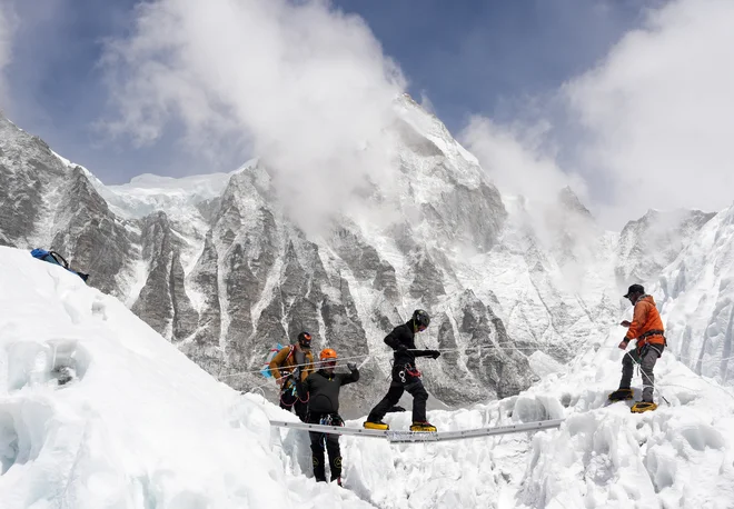 Gorniki, ki hočejo osvojiti Everest, pogosto nimajo dovolj izkušenj. FOTO: Purnima Shrestha/Reuters