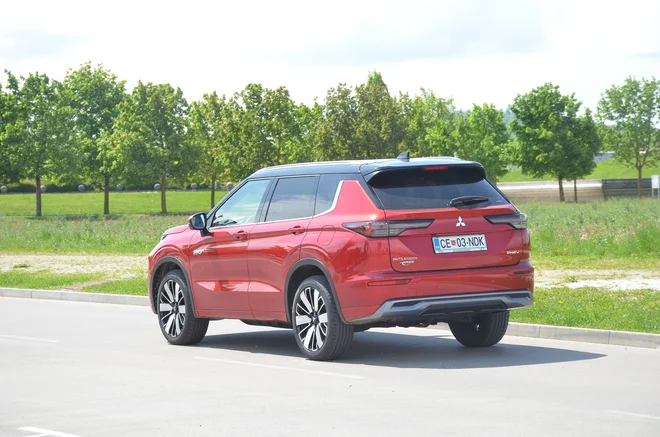 The 472 cm long length is not exaggerated. The drive is a plug -in hybrid, four -wheel. Photo: Gasper Boncelj 
