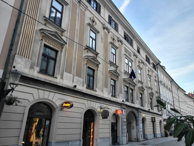 Raigersfeldova hiša na Mestnem trgu 17, ki ji je podobo dal arhitekt Matija Perski, je bila v 18. stoletju prizorišče srečnih dni in dni žalovanja. FOTO: Vojko Urbančič