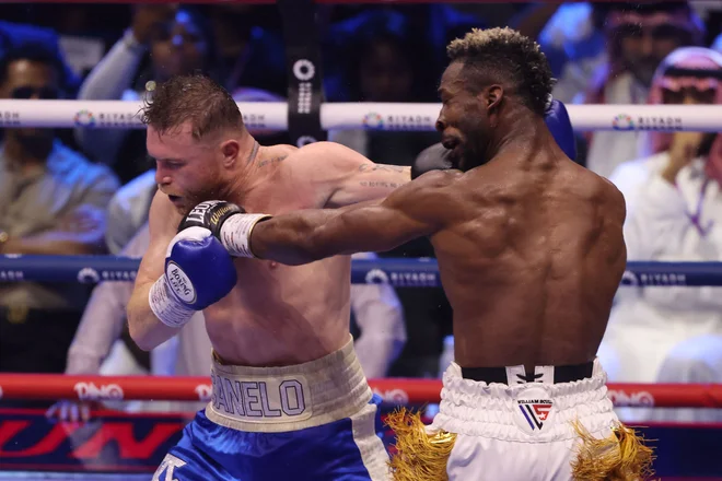 Canelo Alvarez (levo) je premagal tudi Williama Sculla. FOTO: Fayez Nureldine/AFP