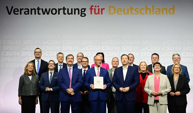 Voditelji koalicijskih partneric CDU/CSU in SPD so podpisali koalicijsko pogodbo, ki bo število ministrstev povečala za eno, na 18, in katere uresničitev v veliki meri temelji na obsežnem zadolževanju. FOTO: Tobias Schwarz/AFP