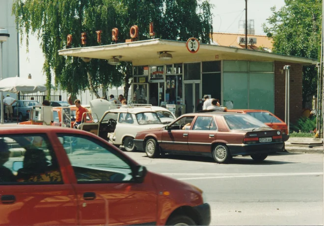 Kar okoli 85.000 zunanjih vlagateljev je s certifikati poskušalo postati delničar Petrola, toda na razpolago je bilo precej manj delnic.
Foto Ivan Gerenčer