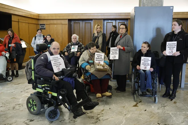 Uporabniki osebne asistence na protestnem shodu zahtevali dostojno plačilo osebnih asistentov. Ljubljana, 21. januar 2025