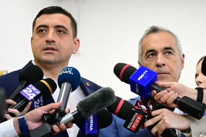 George Simion (levo) je odločno obsodil razveljavitev lanskih volitev in obljubil, da bo Călina Georgescuja imenoval na najvišji položaj, če bo izvoljen. Foto Daniel Mihailescu/AFP