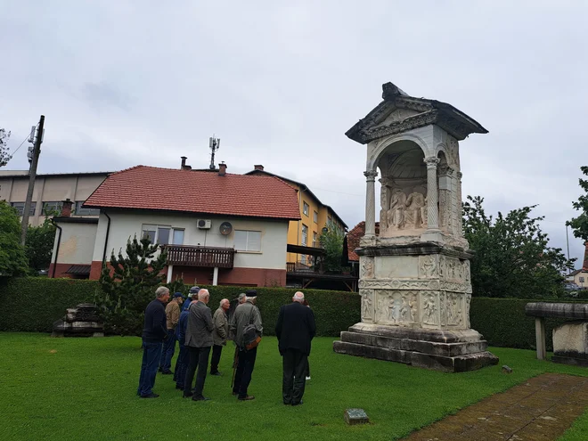 Občina Žalec je želela obnoviti grobnico Spektacijev, ki meri več kot osem metrov. Postavil jo je Gaj Spektacij Finit, župan Celeie. FOTO: Špela Kuralt/Delo