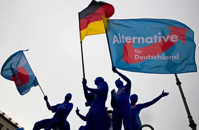 Bodoči nemški kancler Friedrich Merz prevzema vodenje vlade med novim vzponom AfD v anketah, ki jo postavljajo povsem ob bok CDU. FOTO: Thomas Peter/REUTERS