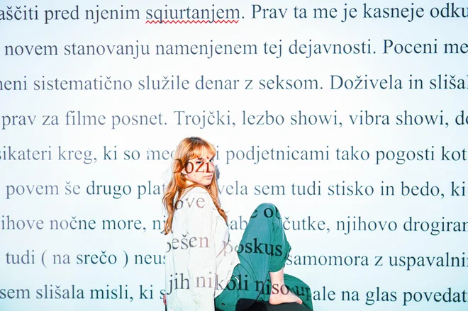 Začetni del performansa se manifestira kot avdioposnetek odlomkov iz intervjujev, ki jih zaradi doseganja čim večje anonimnosti berejo igralke. FOTO: Asiana Jurca Avci