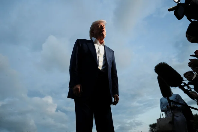 Po večtedenskem sovražnem vzdušju je administracija Donalda Trumpa sporočila, da aktivno išče možnosti za omilitev trgovinskih sporov s partnerji. FOTO: Annabelle Gordon/Reuters