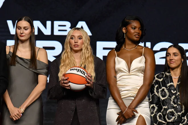 Ajša Sivka (prva z leve), prva Slovenka, izbrana v prvem krogu nabora ameriške ženske košarkarske lige WNBA, zraven pa še Paige Bueckers, Sania Feagin in Giorgia Amoore na letošnjem naboru WNBA v New Yorku. FOTO: Angela Weiss/AFP