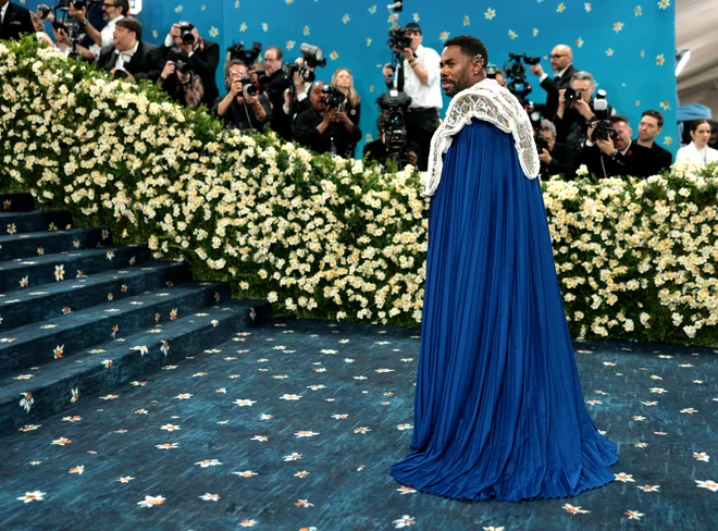 Colman Domingo v safirnem in zlatem plašču, ki ga je oblikoval Alessandro Michele, nekdanji Gucci, ki je zdaj na čelu Valentina. FOTO: Mario Anzuoni/Reuters