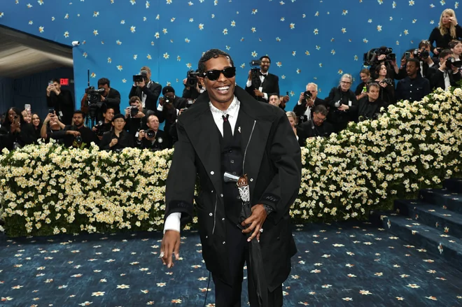 Eden od sopredsedujočih večera glamurja: elegantni A$AP Rocky je dejal, da je njegovo obleko navdihnilo njegov rojstni kraj, Harlem v New Yorku, in da jo je oblikoval sam – skupaj s parom čevljev Christiana Louboutina. FOTO: AFP