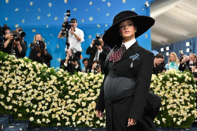 Rihanna, običajno ena najbolj elegantnih obiskovalk gala dogodka, se je letos vrnila na stopnice Meta v Marc Jacobsu. Nosečnost pa je prvič predstavila s sovoditeljem večera A$AP Rockyjem. FOTO: Angela Weiss/AFP